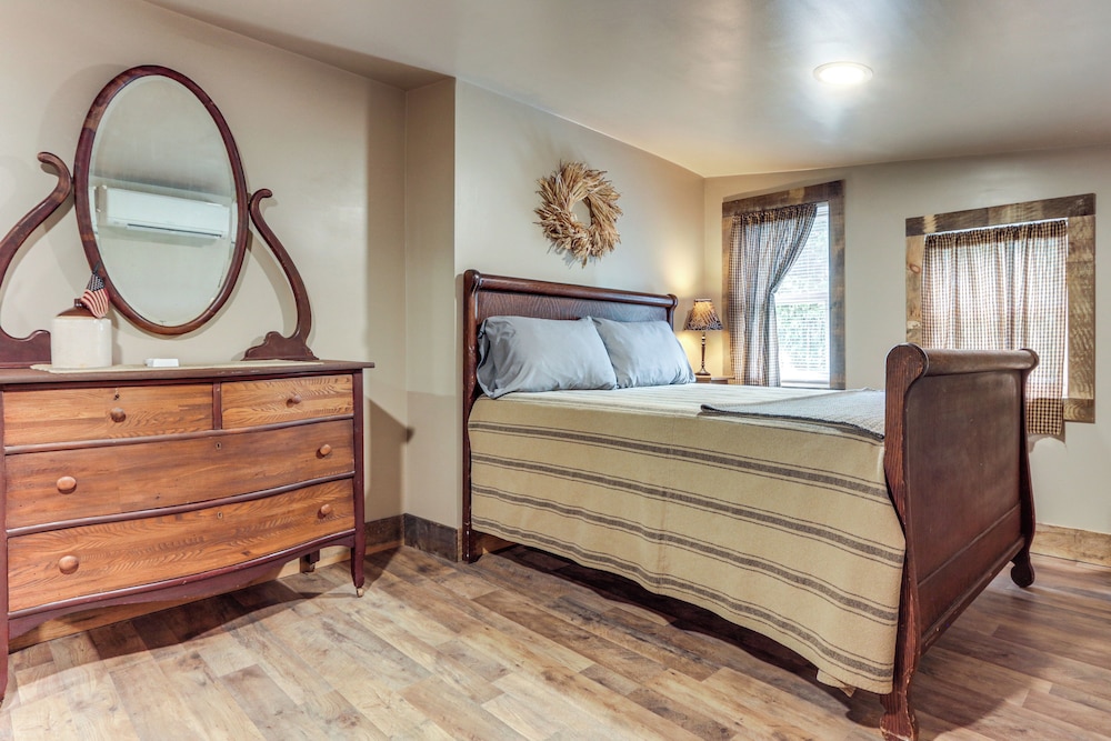 Historic Home w/ Mountain Views in Dry Run