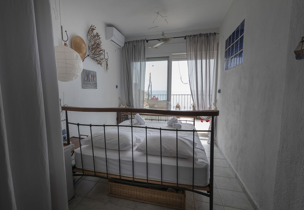 Poseidon Seafront Apartment by Rentalspro