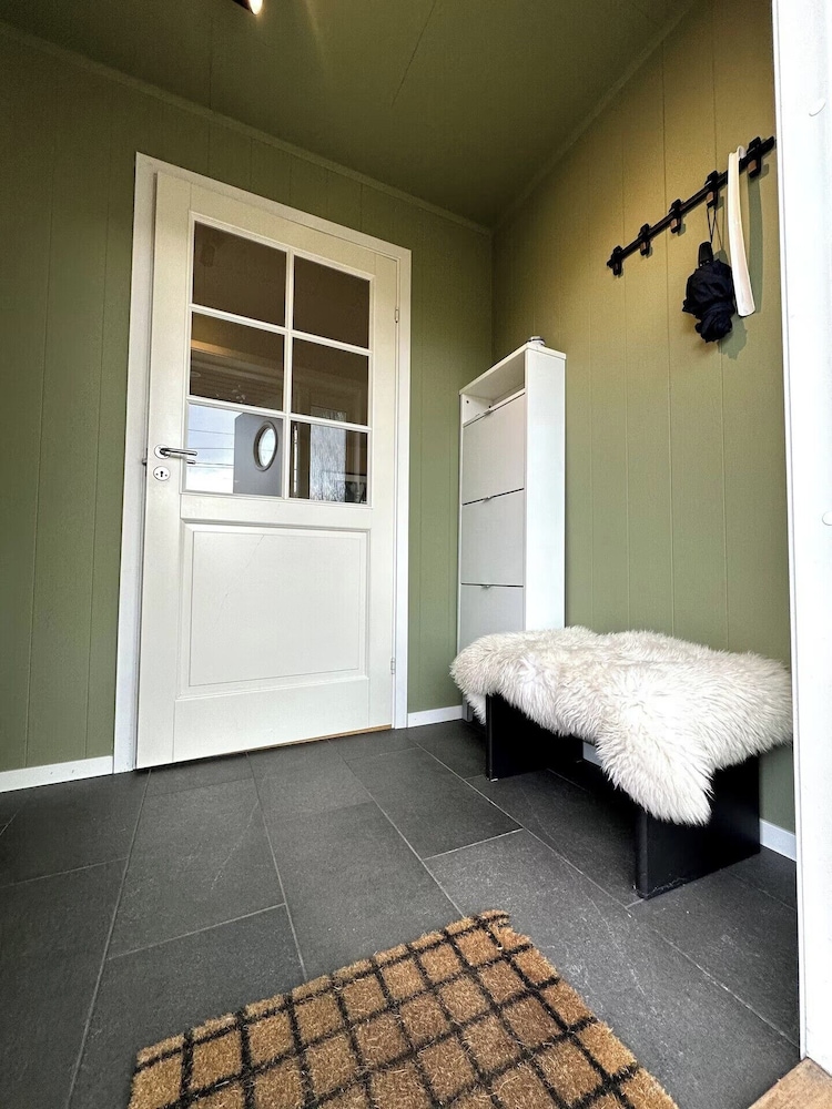 Aurora Borealis Apartment - Sleeps 3 - Parking