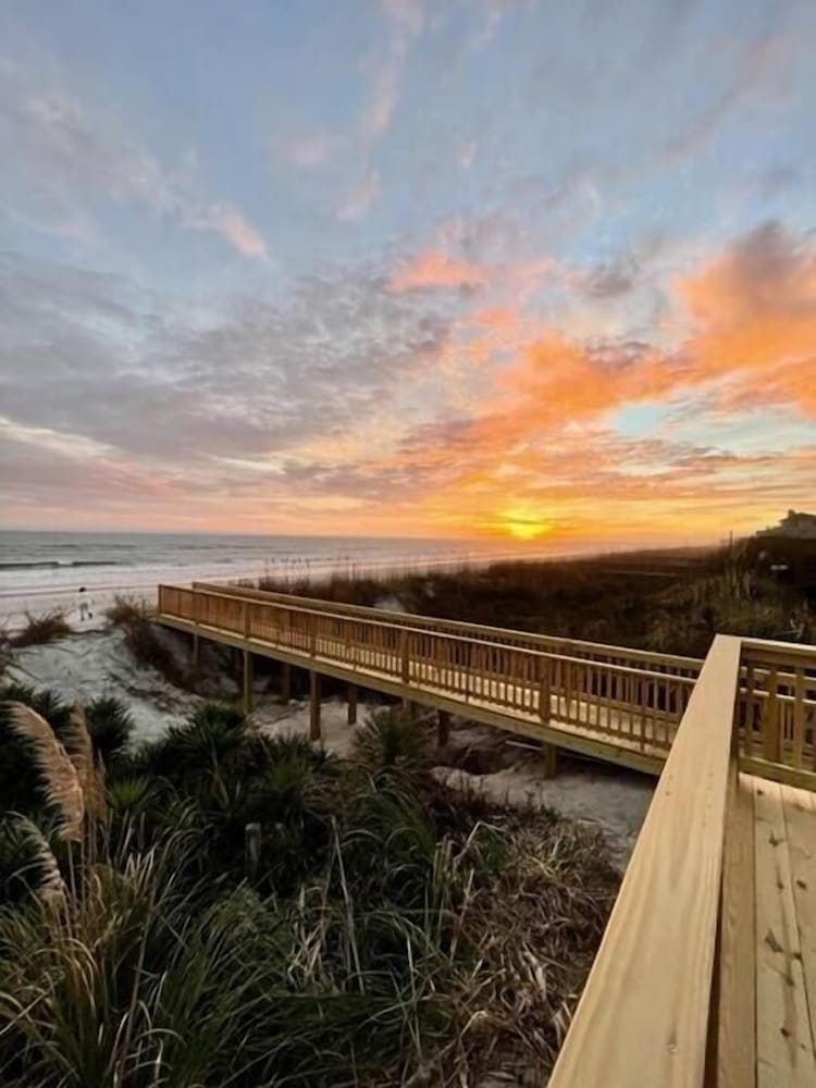 The Beachcomber 5 Bedroom Home by RedAwning view 5