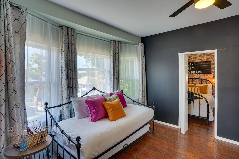1 Mi to Dtwn! Bright Long Beach Apartment