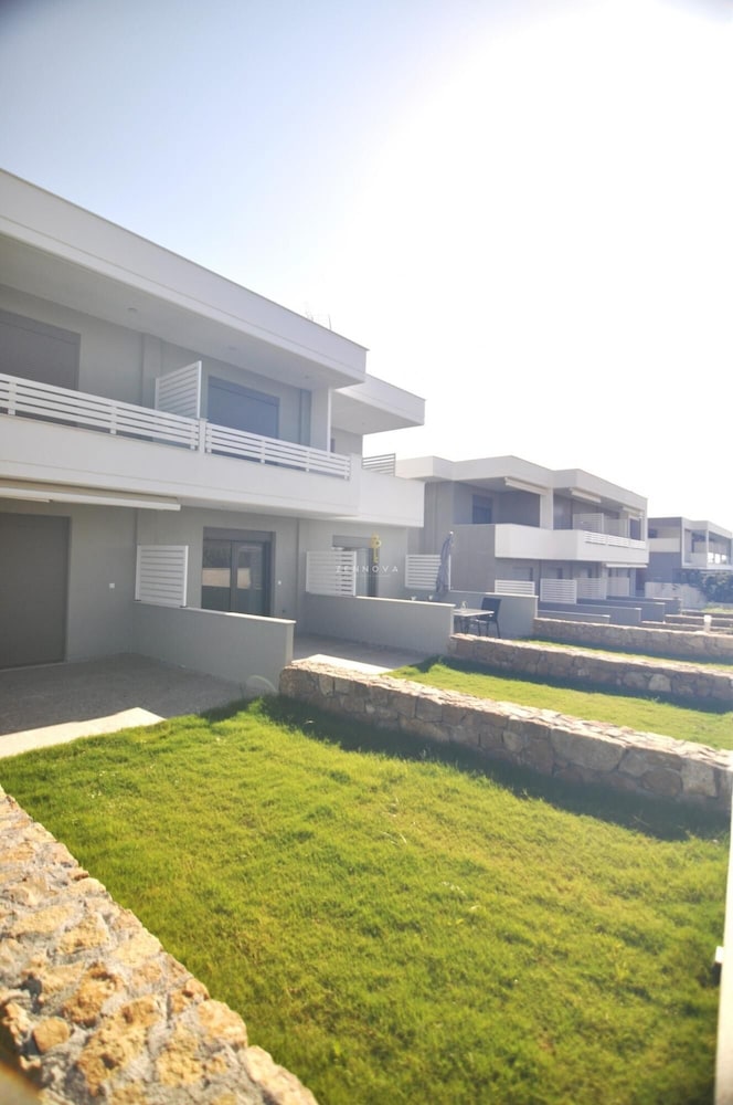 Zennova 27 Sirene Luxury Studio view 2