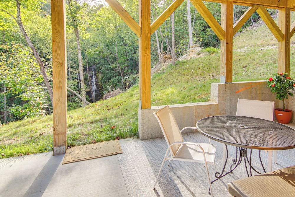 Amazing Waterfall! New Scenic Black Mtn Log Cabin