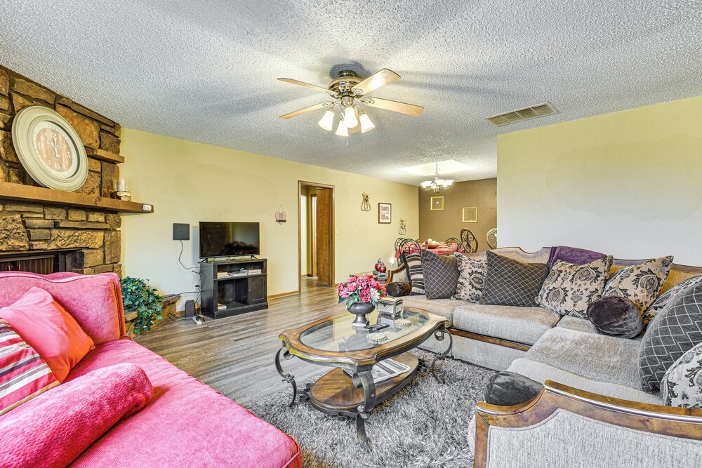 3 Mi to Downtown Tulsa: Cozy Retreat!