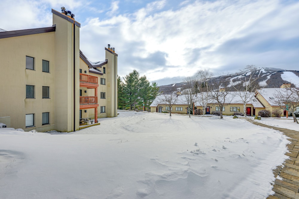 Walk to Mount Snow Resort: Unit w/ Pool & Hot Tubs
