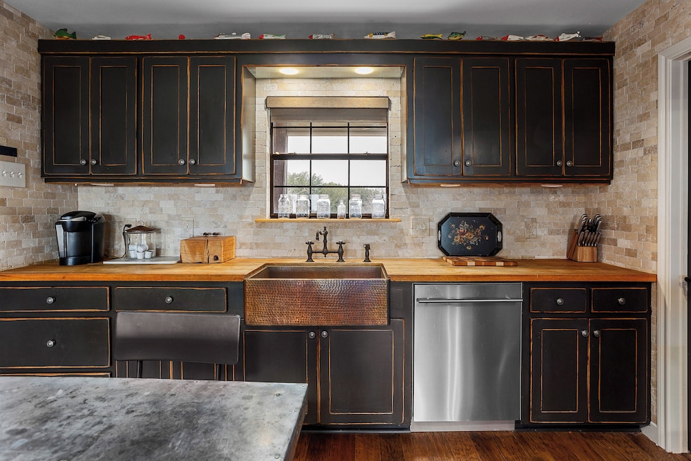 5BR Luxury Home w/ Pool & Wrap-around Porch