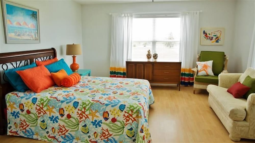 Spacious Retreat W/expansive Yard & Beach Access! view 3