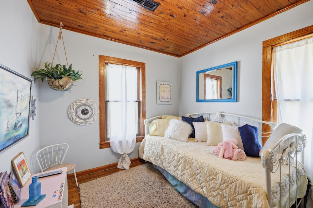Cozy Country Retreat Hot Tub, Fire Pit & Guitars 2 Bedroom Home