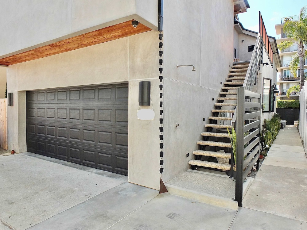 Naples Luxury Retreat - 2 BDR Stay for 4 With Rooftop Patio Near Shops