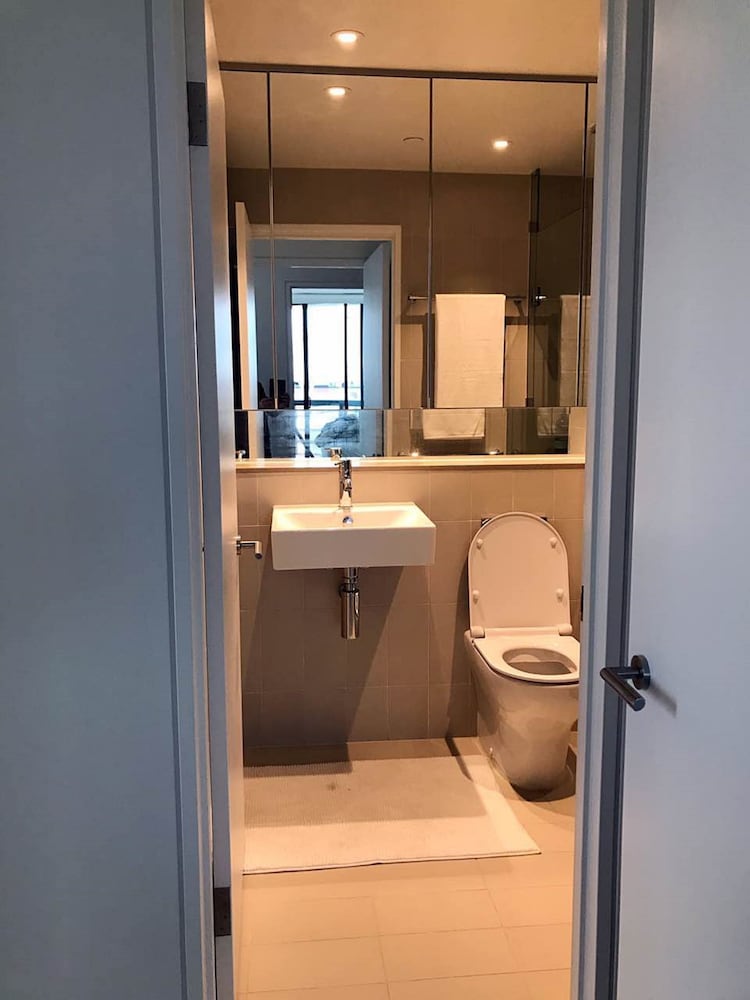 Melbourne Docklands Luxury Seaview Apartment