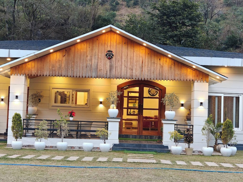 The Paradise - Luxury 3BR Villa Near the Airport in Dehradun