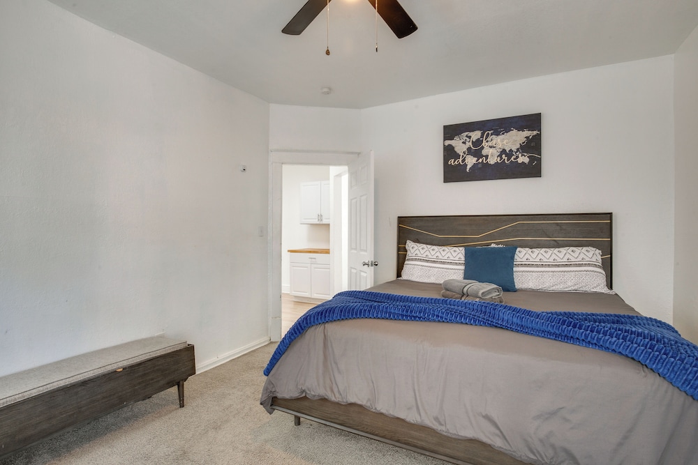 Modern 2BR Kansas City Condo Near Downtown