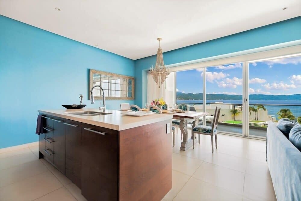 Oceanview 3BR Apt With Beach Access - Pool - Gym