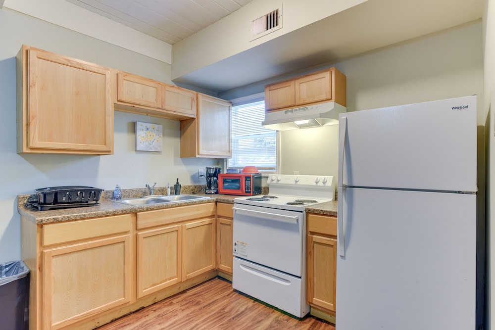 < 1 Mi to Pleasure Pier: Unit in Galveston!