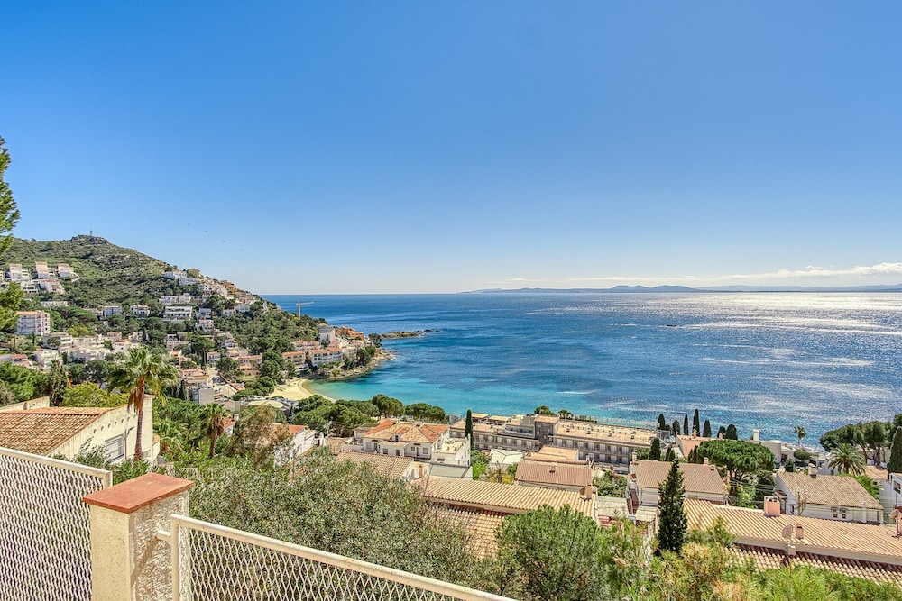 Townhouse in Roses Near Platja de Canyelles