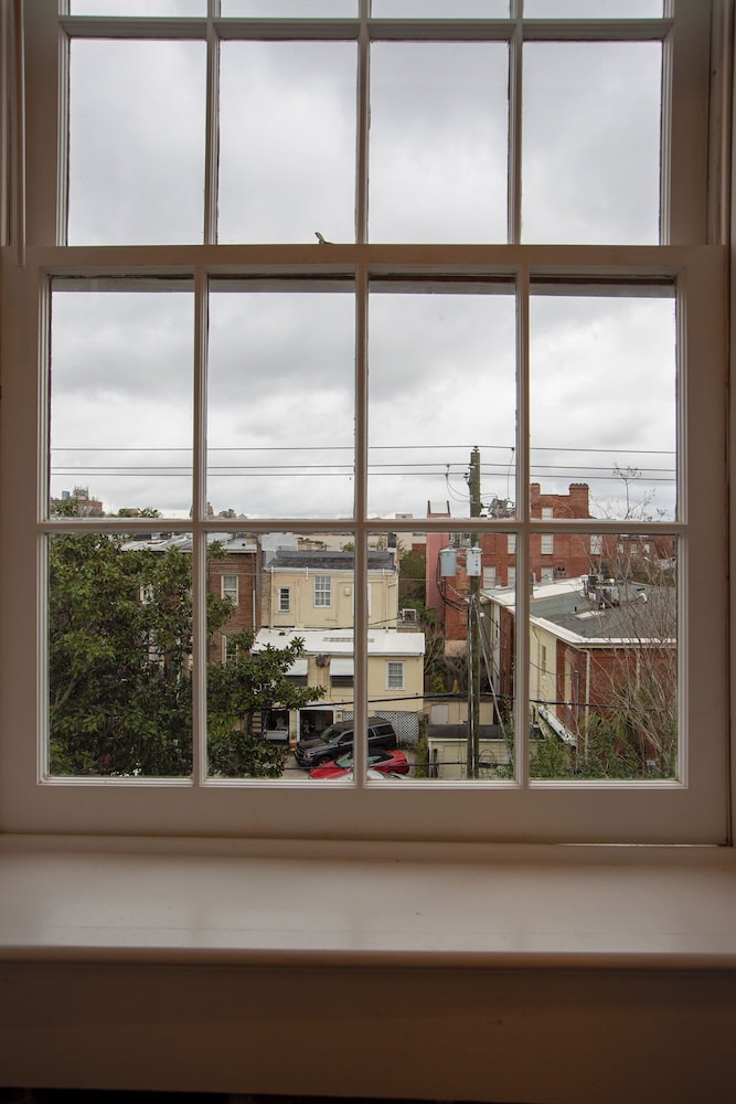 Newly Renovated 4 bed 3 bath & 2 Parking