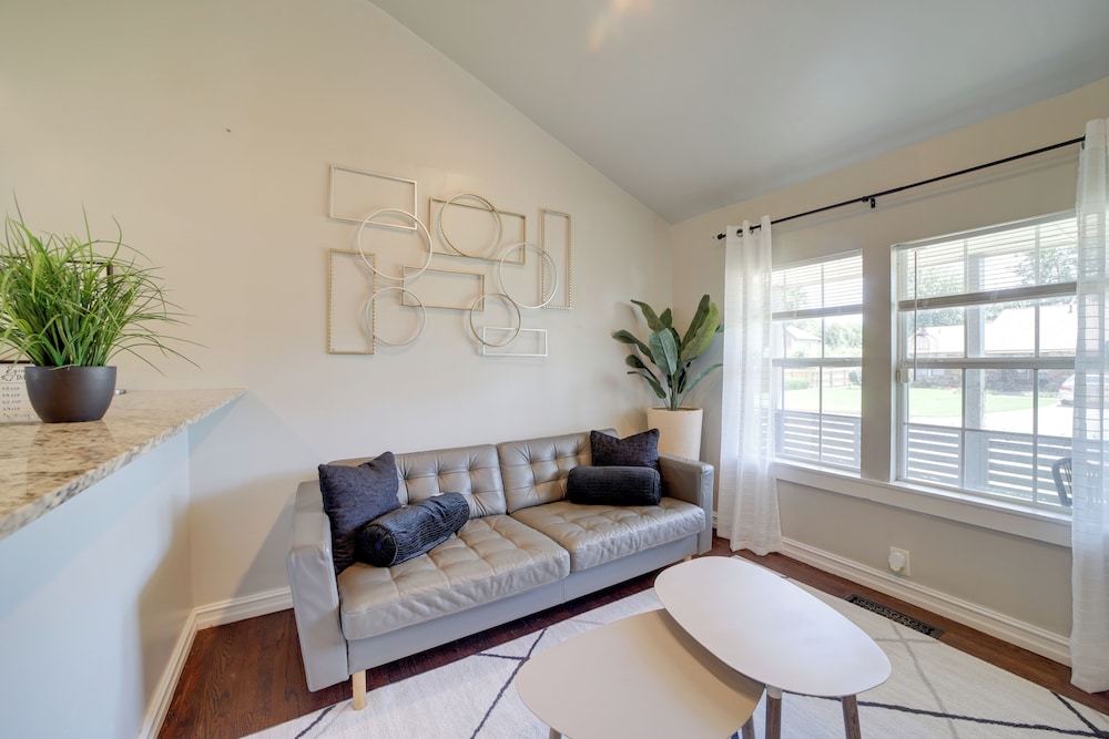 1 Mi to Tulsa Arts District: Home w/ Yard!