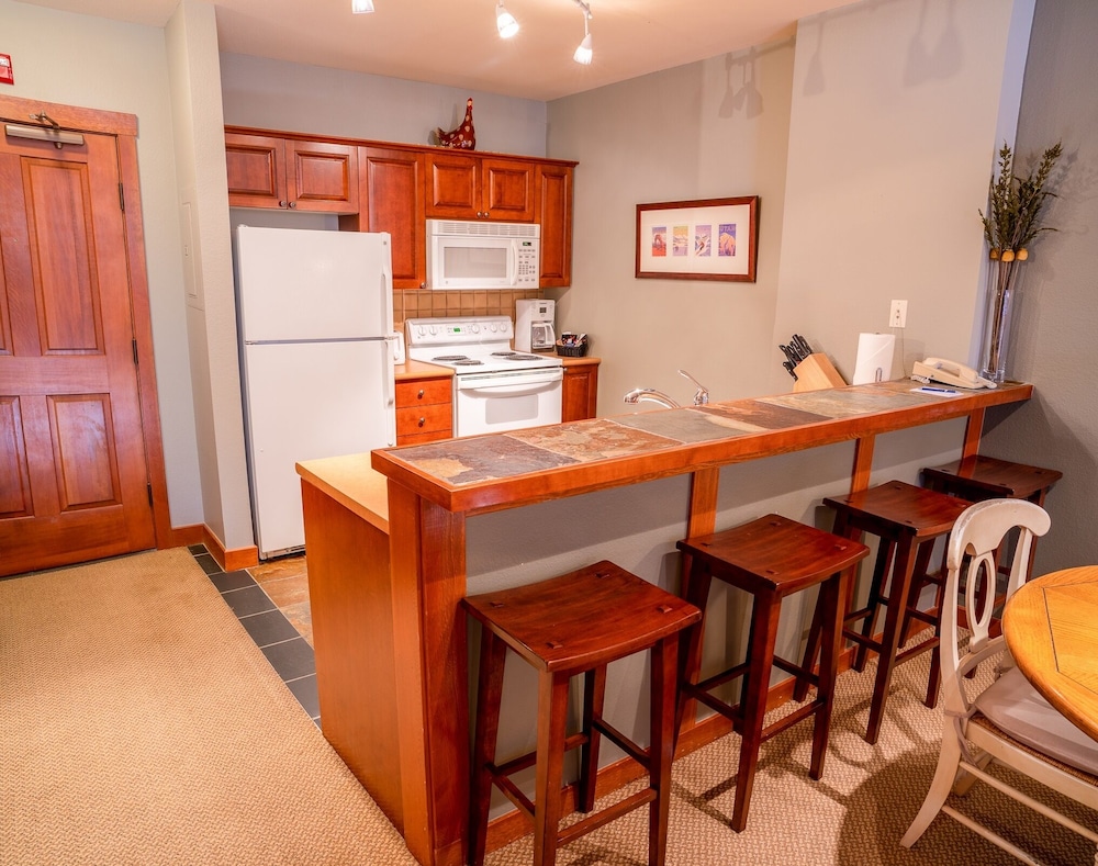 3104 - One Bedroom + Den Deluxe Powderhorn Lodge 1 Condo by RedAwning view 3