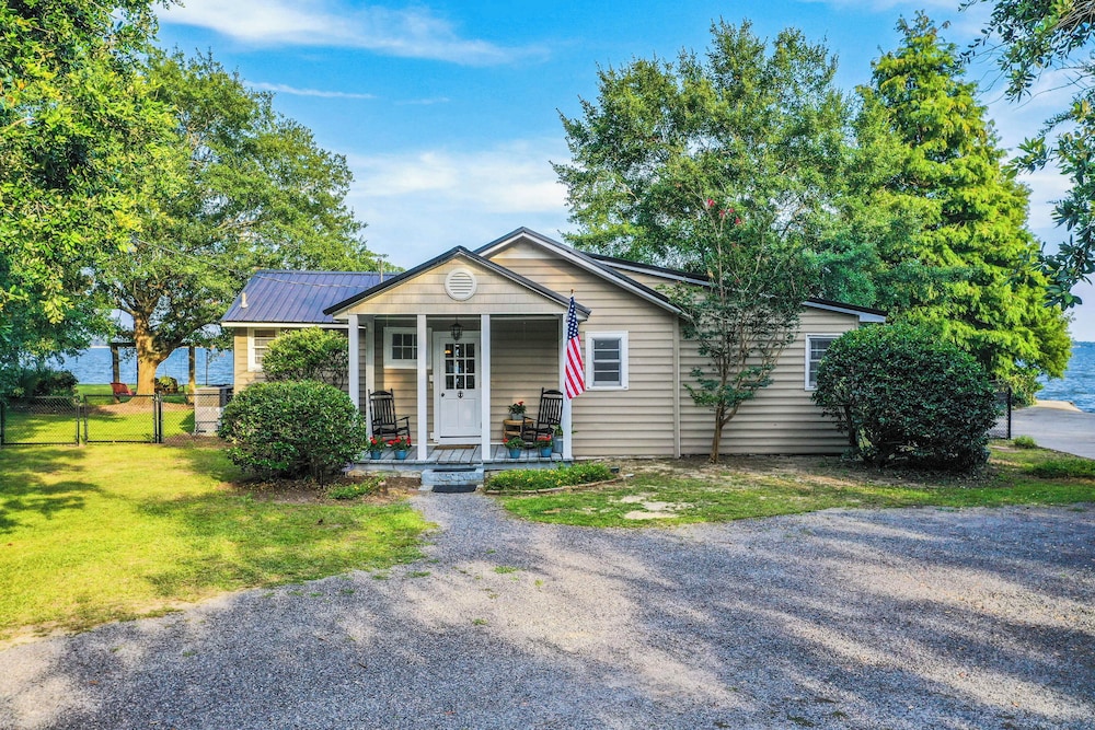 2BR Lakefront Getaway w/ Dock & Boat Launch