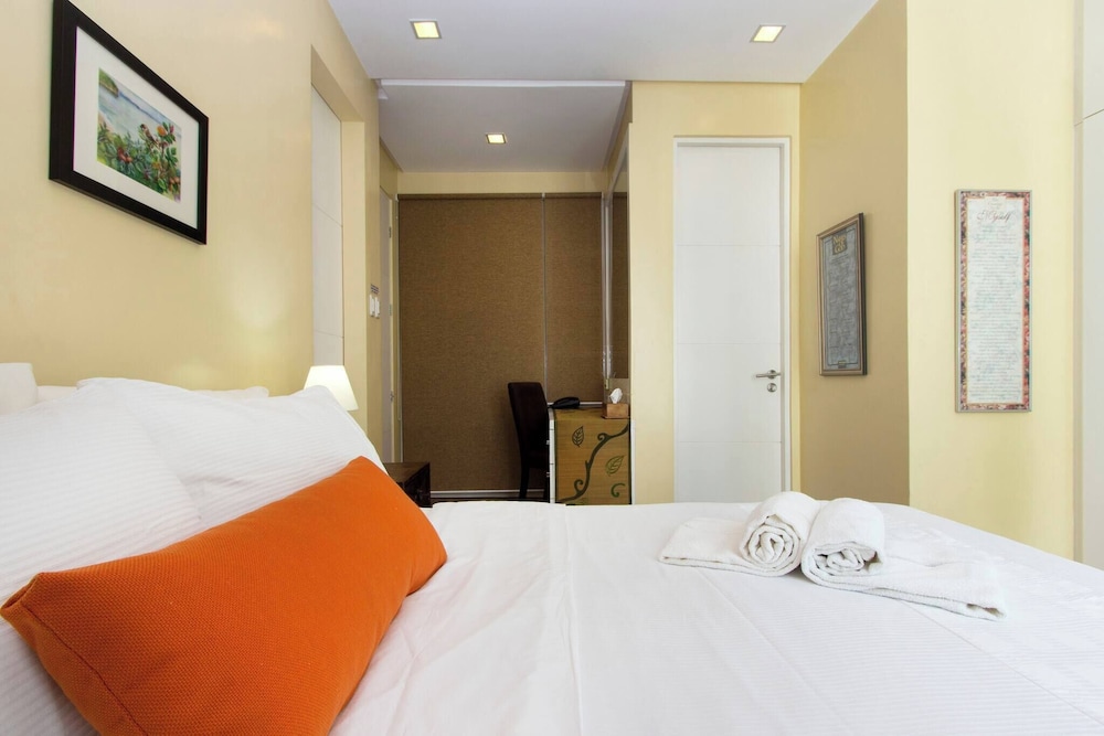 Elegant 2BR Apartment in Upscale Fort BGC Fast Wifi