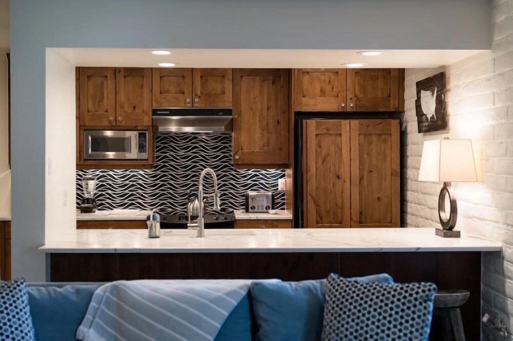 Vail Village 3 Bedroom Condo at the Covered Bridge - Pool, hot tub & More!