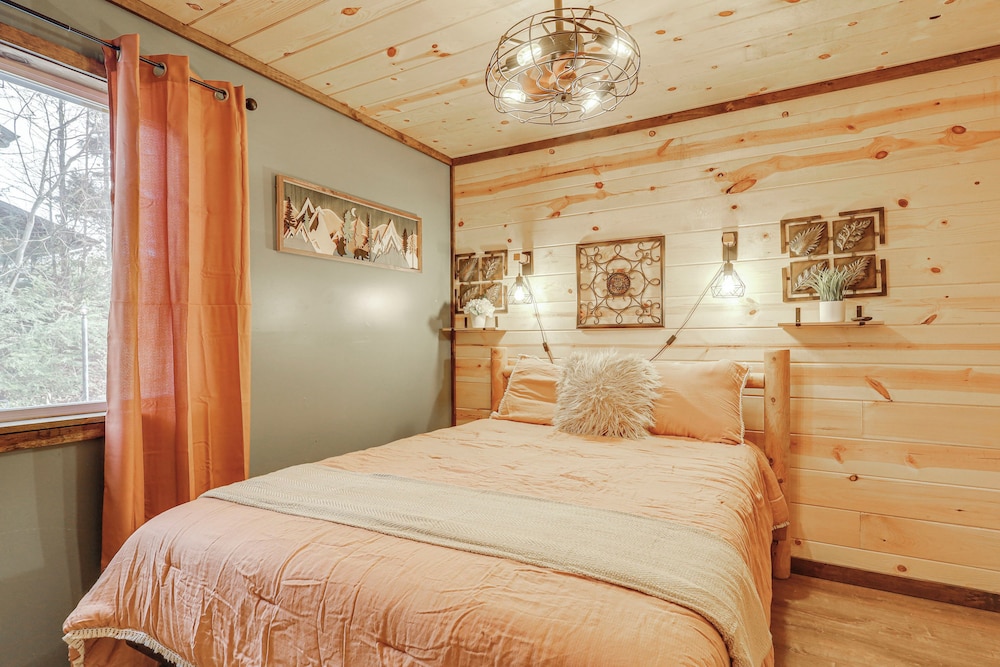 Family-friendly Cabin w/ Hot Tub in Gatlinburg!