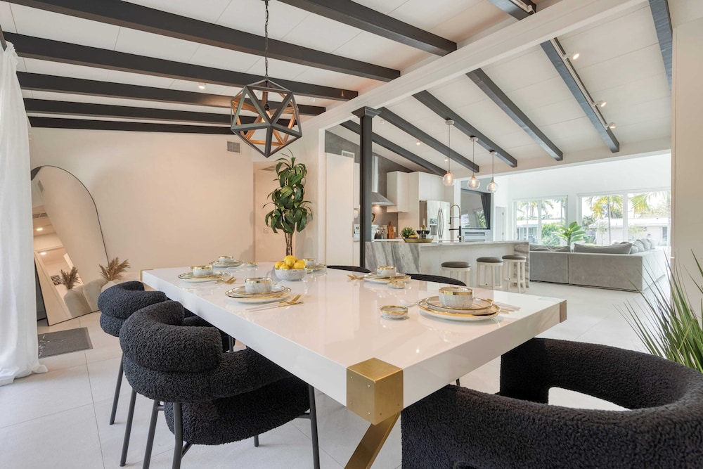 Luxury Waterfront Home w/ Pool, Hot Tub & Dock Near Las Olas Gulfstream