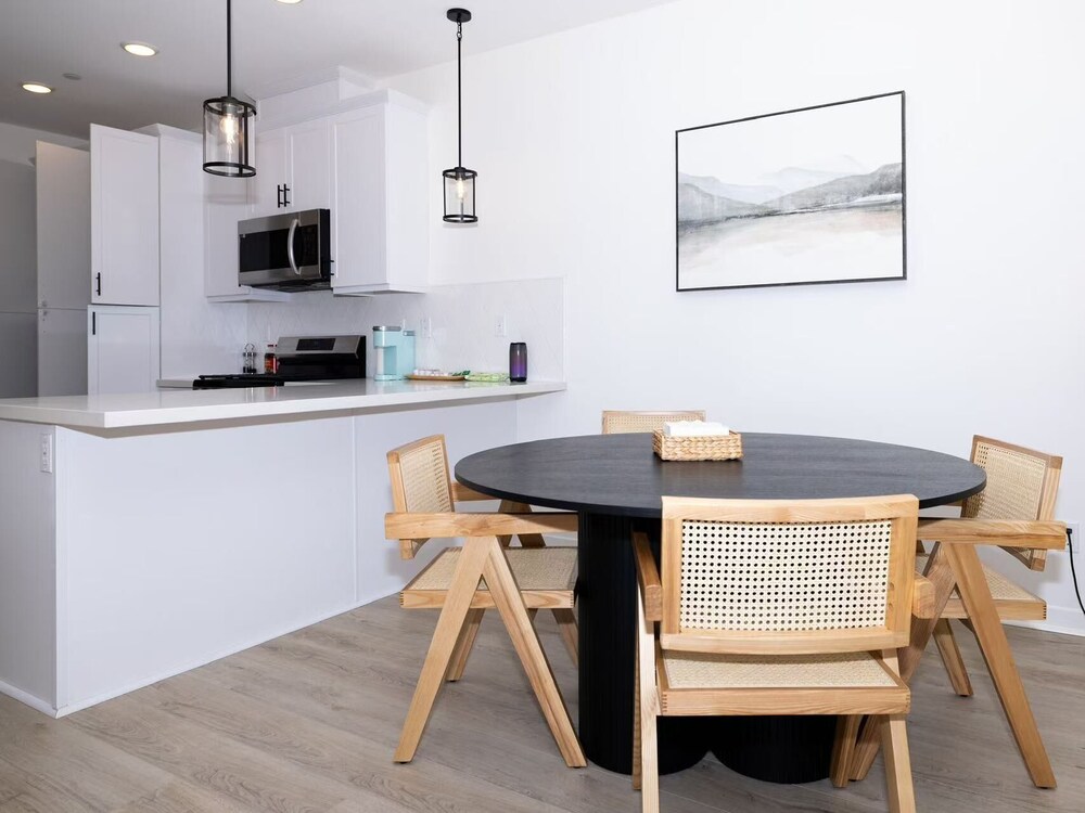 Near ONT Modern Designer Stay Bright Chic Spacious