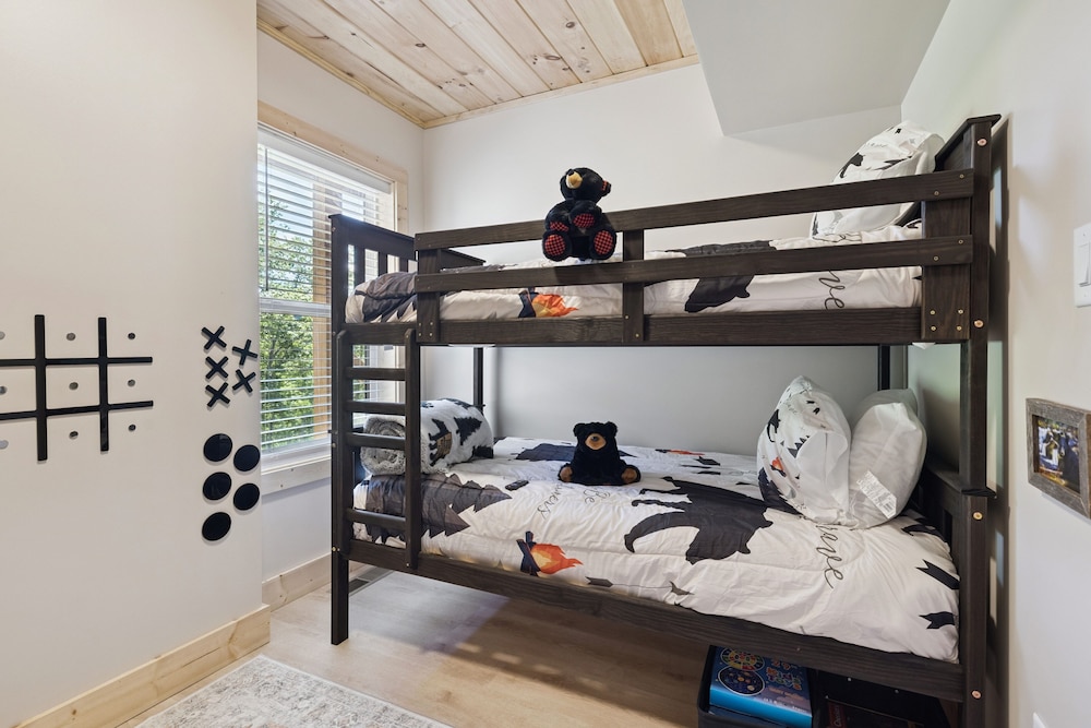 Bear Cheeks 4 Bedroom Cabin