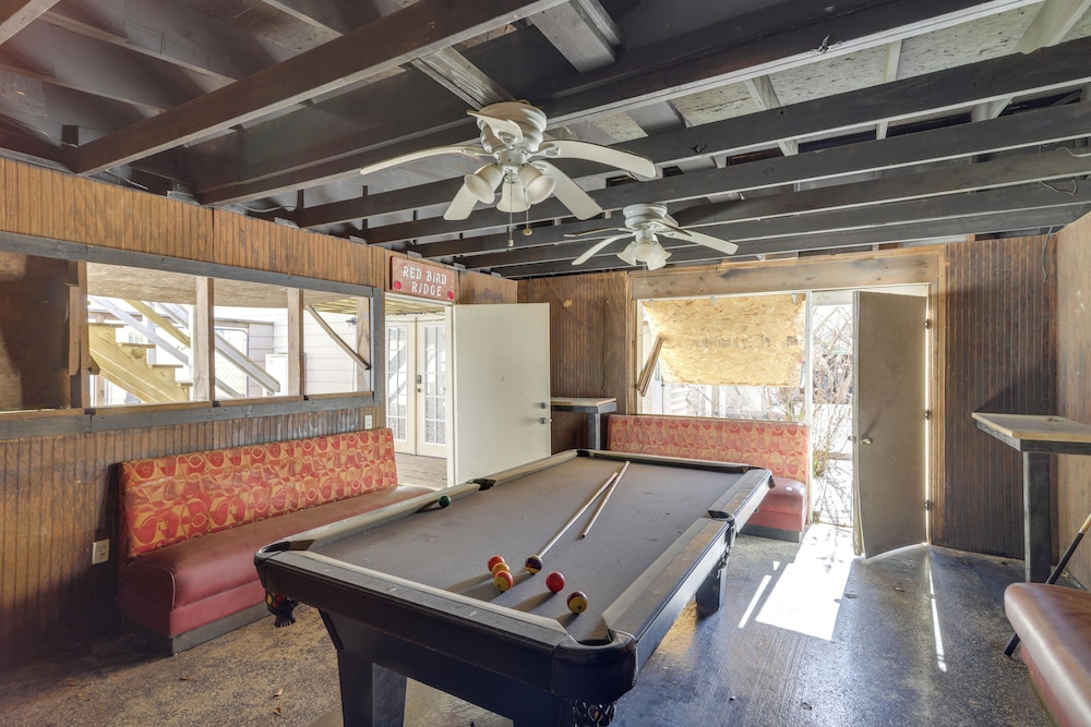 Pool Table & Patio w/ Bar: Spacious Houston Gem!