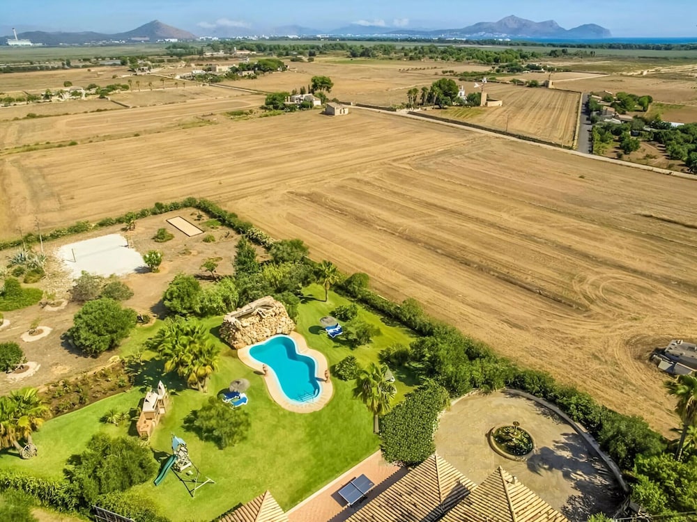 Luxurious Villa Perfect for Large Families, Near the Beach