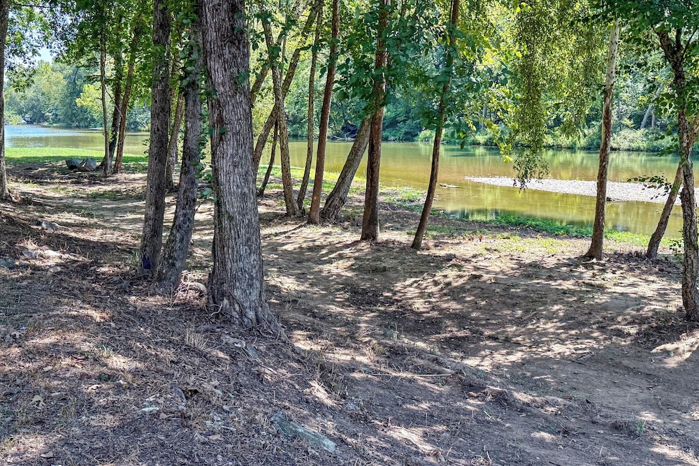 Creek Access, Games: Family-friendly Royal Retreat