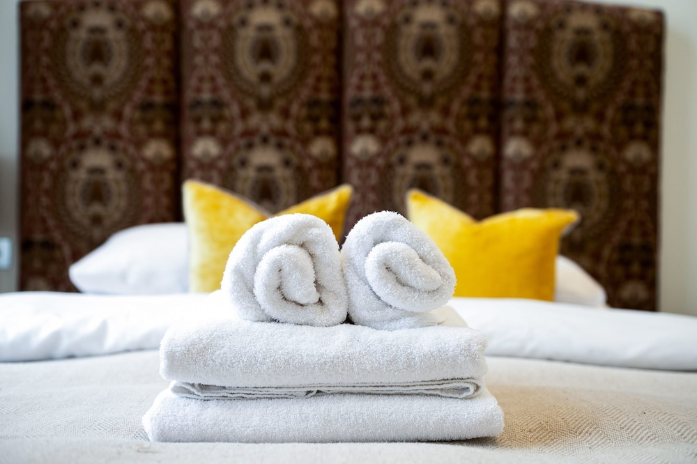 The Artists Hideaway-2 bed Mezzanine in Paddington - by Out of Office Lifestyle