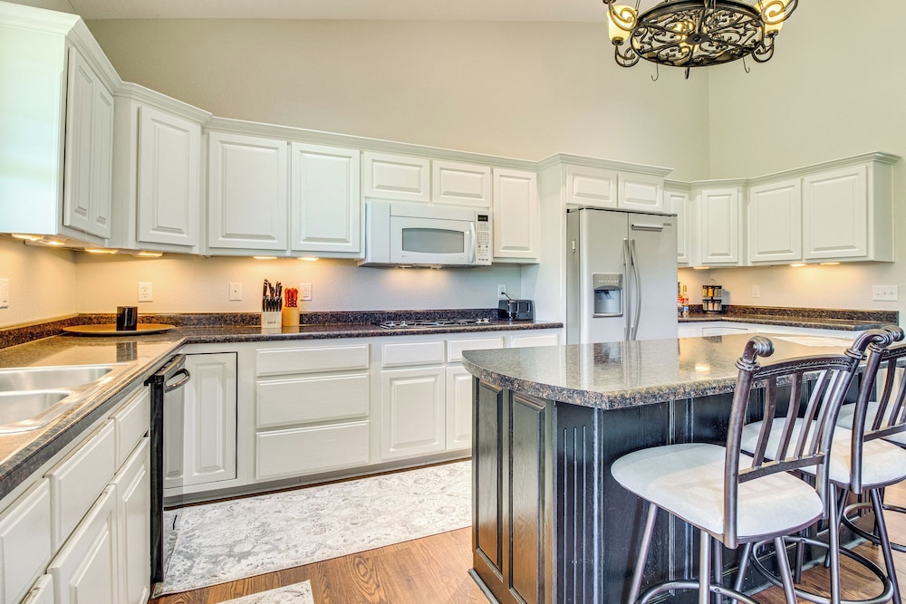 Near Bull Shoals Lake: Spacious Golfer's Getaway!