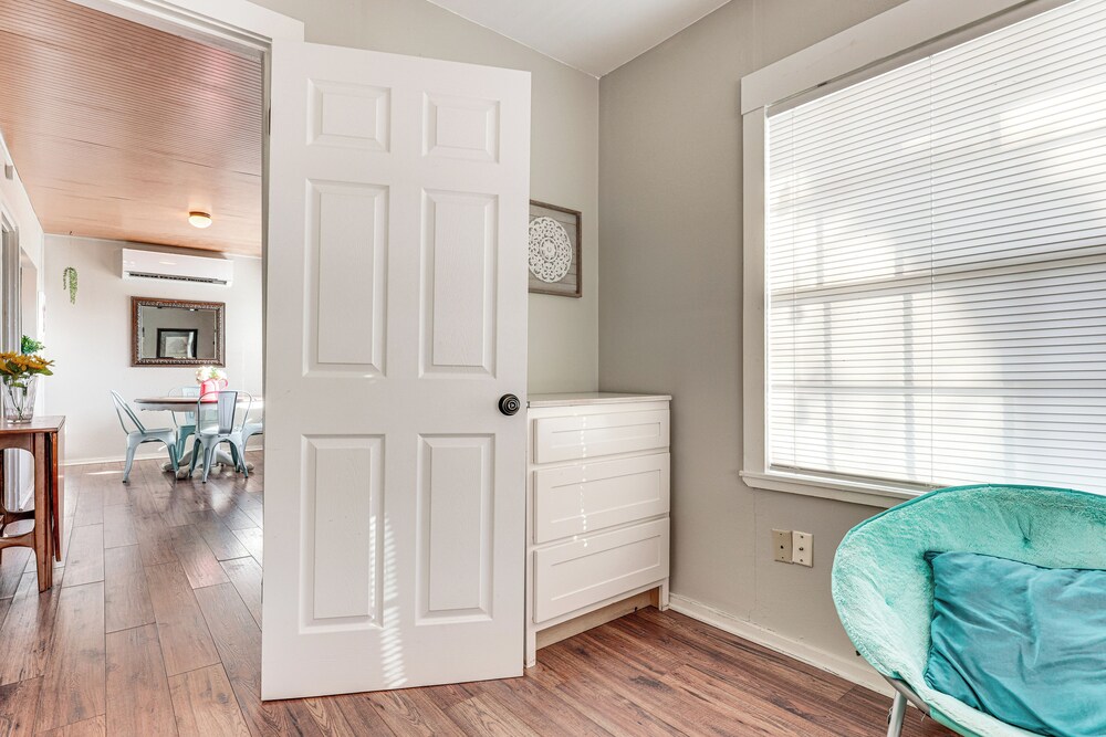 2 Mi to Landa Park: Farmhouse w/ Fire Pit!