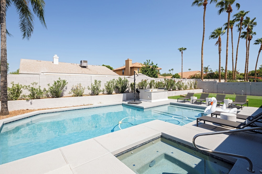 Bohemian Resort- Pool Heat Available - Golf & Games!