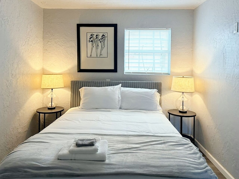 Clean Cozy 1-bedroom Near Plaza District 32C