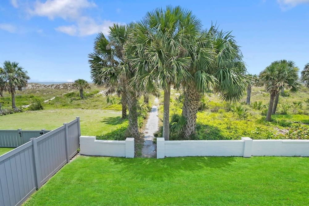 Oceanfront in St Aug Beach Patio BBQ Smart TVs