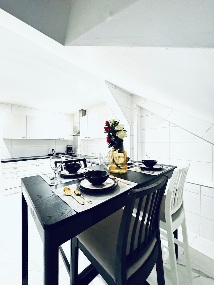 Comfortable 5 BR Apt near Schonbrunn