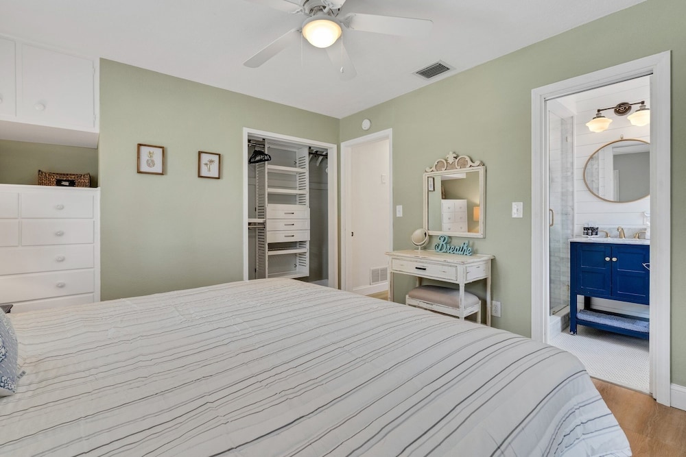 A Vacationer's Dream - Monthly Pool 3 Bedroom Home by RedAwning - Image 5