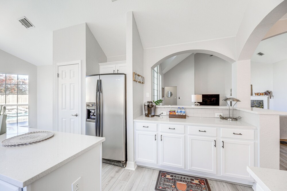 9 Mi to The Domain: Spacious Pflugerville Haven!