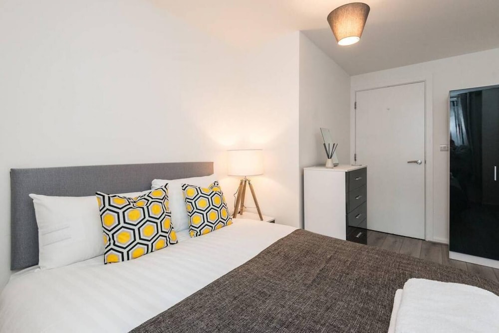 Host Apartments Oldham Place view 5