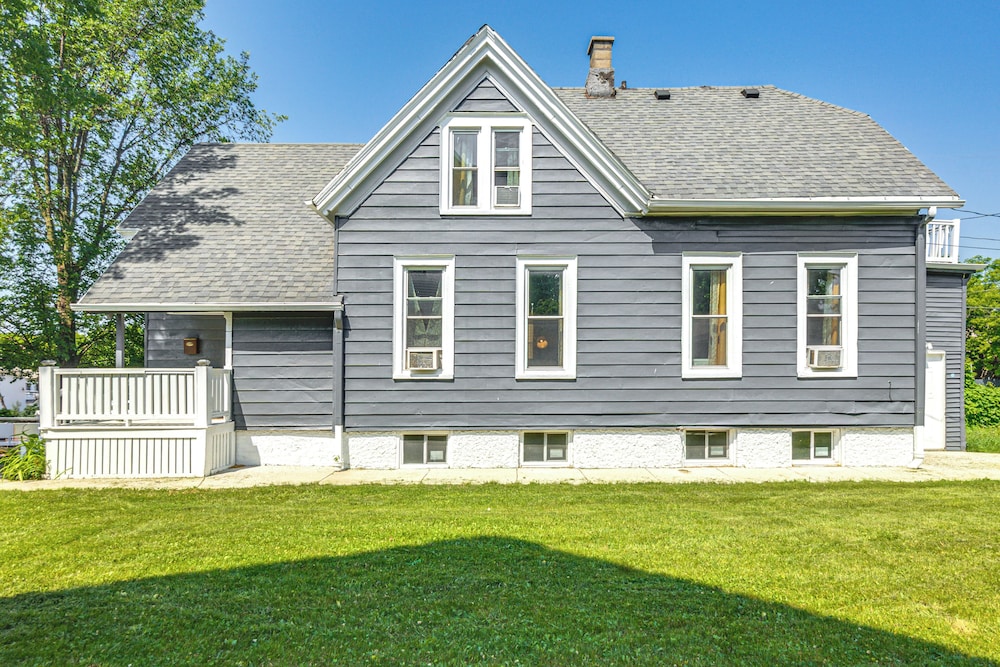2 Mi to Dtwn Milwaukee: Family Home w/ Yard