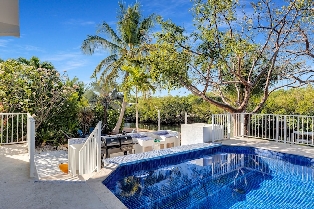 New Listing! Reel Joy Waterfront Luxe With Pool And Private Dock 4 Bedroom Home