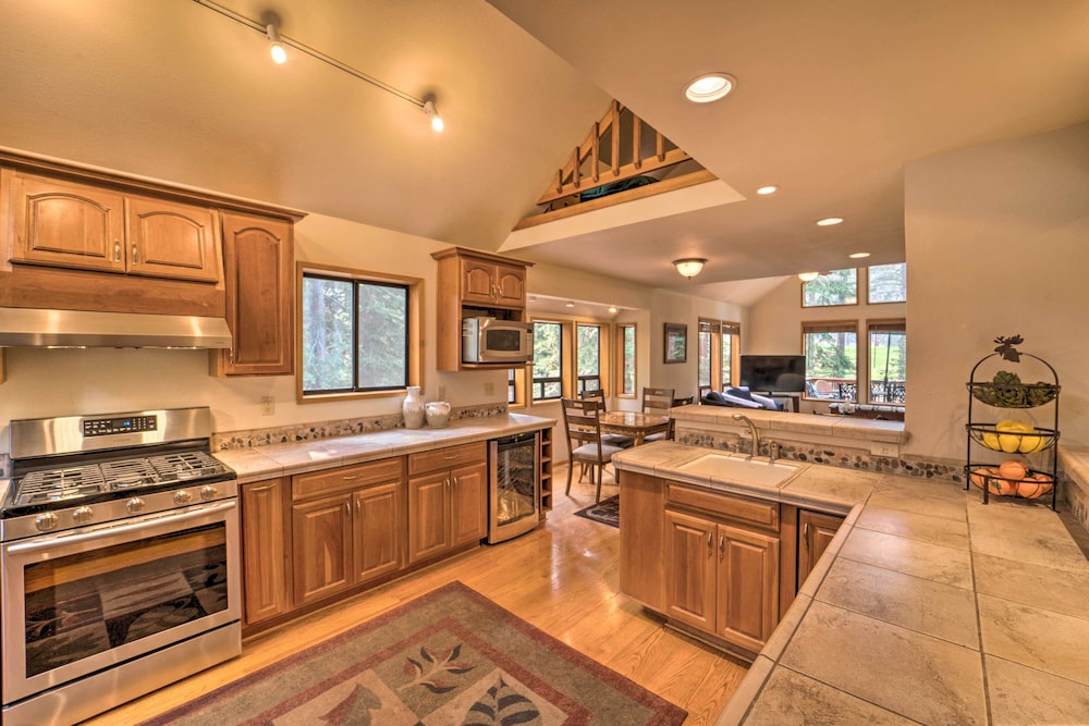 Hot Tub & Deck: Truckee Golf Course Home