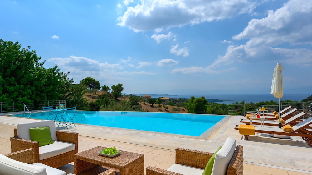 VIP Villa Panoramic Seaview Close to Beaches
