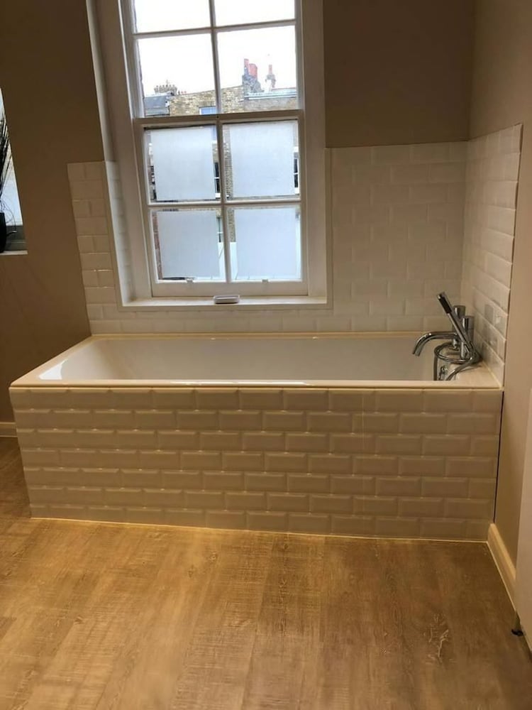 Stylish 1-bed With a Roof Terrace