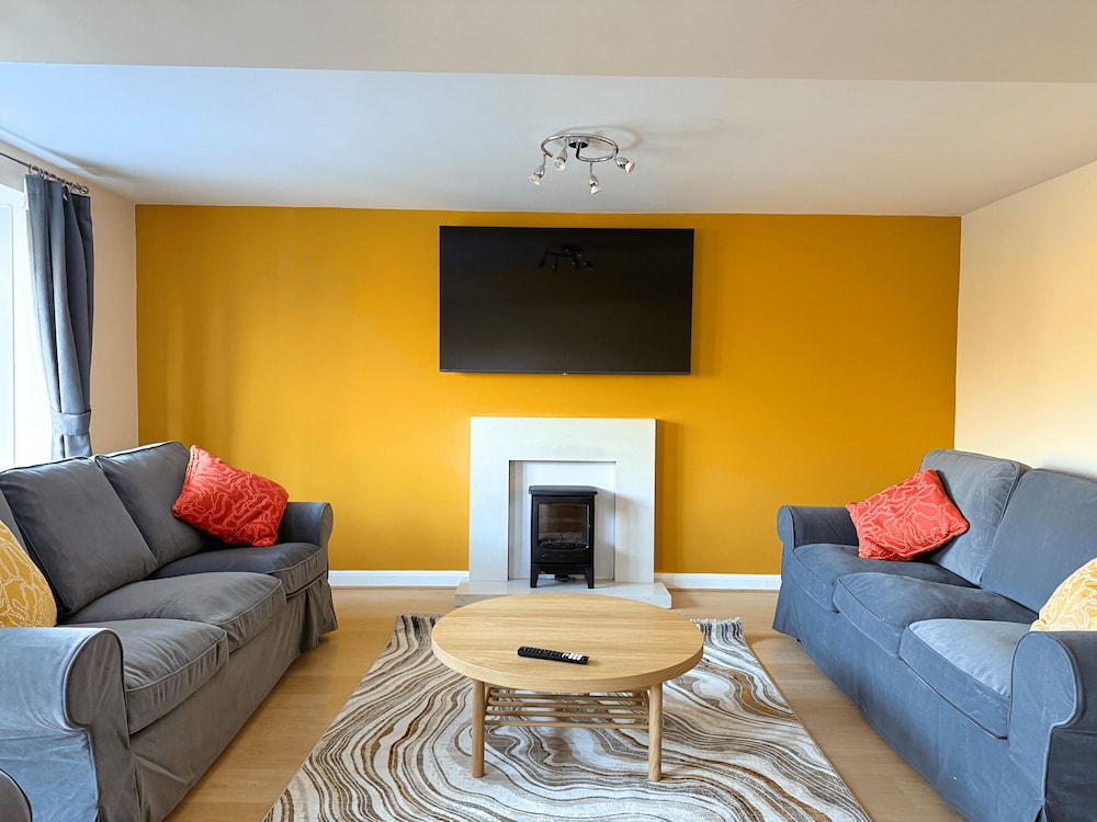 Stunning Townhouse: Your Spacious Retreat for 8