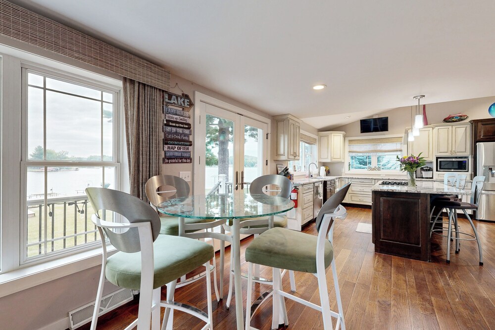 4 BR Tranquil Lakefront Retreat w/ Fire Pit