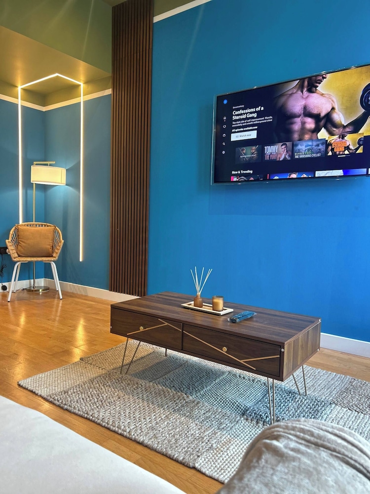 Modern City Blue Apartment Next To The AO Arena Free Parking